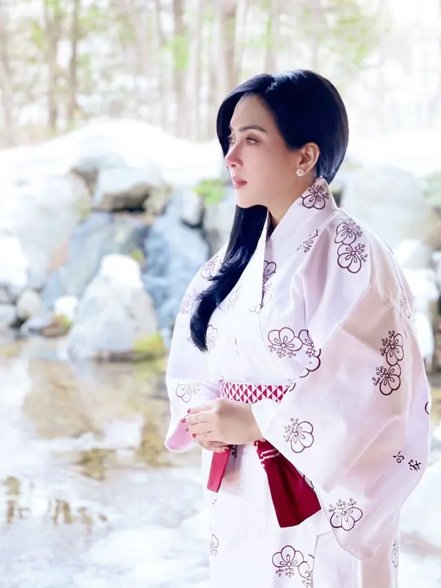 6 Potret Syahrini saat Pakai Kimono, Tampil Memesona