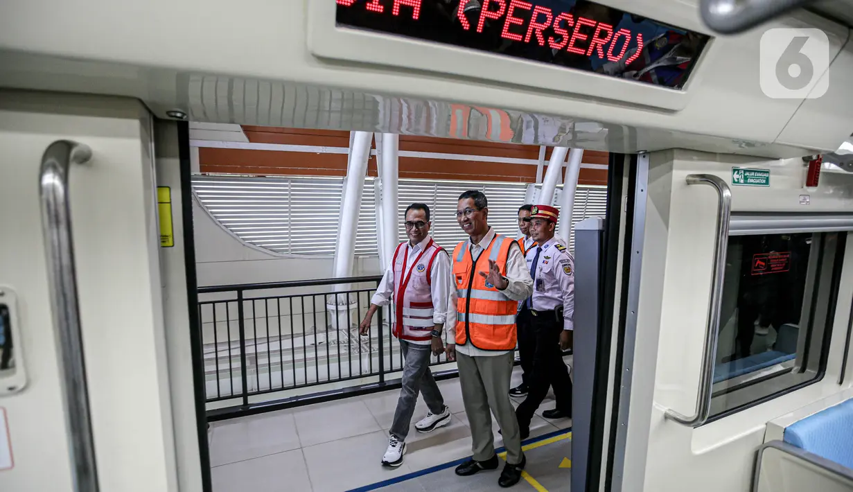Keduanya mengecek layanan dalam halte tersebut. Mulai dari eskalator maupun fasilitas lain. Kemudian, mereka masuk ke gerbong LRT. (Liputan6.com/Faizal Fanani)