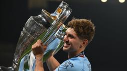 John Stones yang kini tengah menjalani musim ke-8 bersama Manchester City hingga kini telah tampil dalam 50 laga bareng The Citizens di Liga Champions dengan torehan 5 gol dan 1 assist. Laga ke-50 baru saja dilakoninya saat menang 3-1 atas FC Copenhagen pada leg kedua babak 16 besar Liga Champions 2023/2024 (6/3/2024). Satu trofi Liga Champions bareng The Citizens sukses diraihnya pada musim 2022/2023 setelah mengalahkan Inter Milan 1-0 pada laga final. (AFP/Paul Ellis)