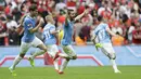 Para pemain Manchester City berlari merayakan kemenangan timnya melawan Livepool pada pertandingan piala Community Shield 2019  di stadion Wembley, London, Inggris (4/8/2019). Manchester City menang adu penalti atas Liverpool 4-5 (1-1). (AP Photo/Kirsty Wigglesworth)