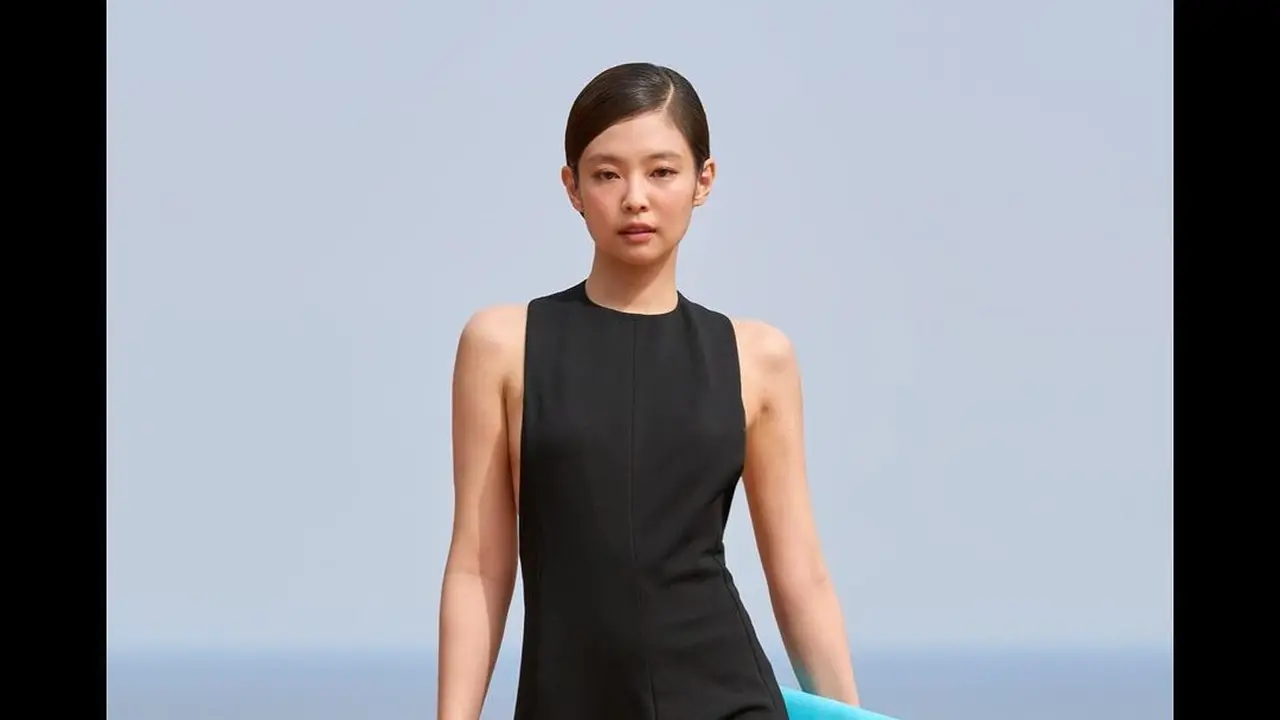 Jennie BLACKPINK Jadi Model Runway Jacquemus, Penampilannya Seksi dan Menawan (Instagram.com/JACQUEMUS)