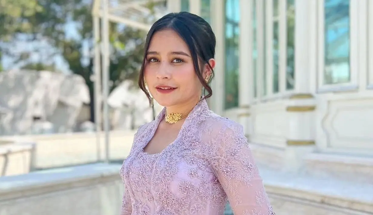 Penampilan ayu Prilly Latuconsina mengenakan kebaya berwarna ungu muda. Kebaya brokat ungu muda yang cantik, dipadu dengan obi ungu dan kain batik senada sebagai rok. [Foto: Instagram/avenue8boutique]