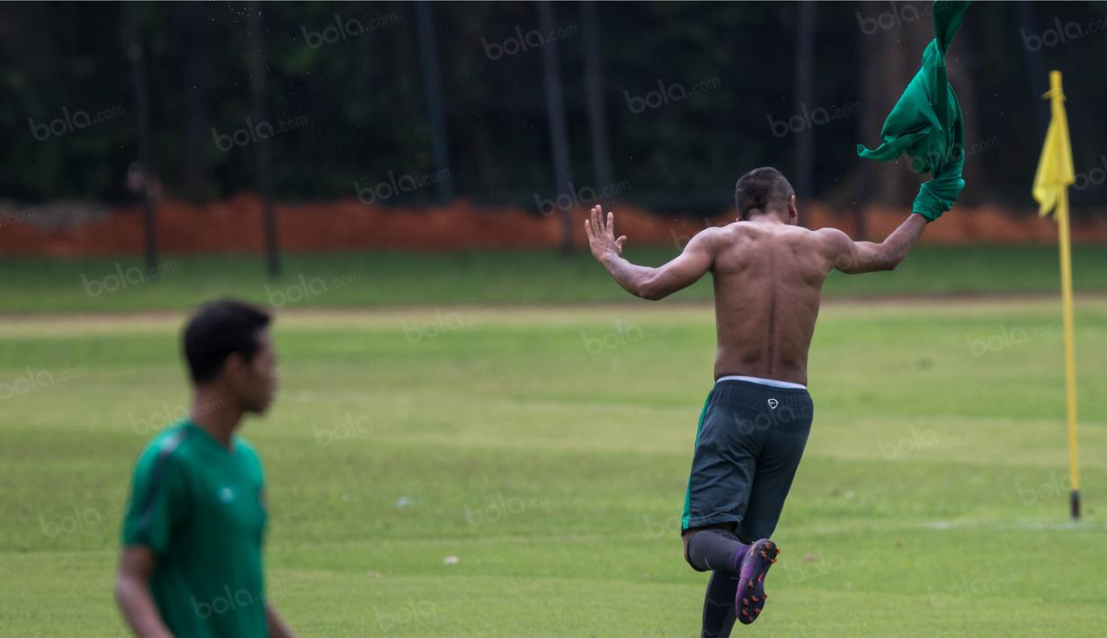 Gelandang serang Timnas Indonesia, Zulham Zamrun, melakukan selebrasi dengan membuka baju saat dirinya berlatih di Lapangan SPH Karawaci, Banten, Minggu (11/12/2106). (Bola.com/Vitalis Yogi Trisna)
