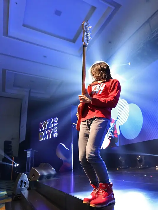 Band yang digawangi Iga Massardi itu langsung menggebrak dengan lagu bernuansa keras. (Bambang E. Ros/Bintang.com)