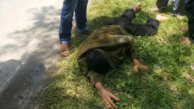 Suratman tumbang di pinggir jalan raya usai menusukkan pisau ke perutnya. (Foto: Liputan6.com/Muhamad Ridlo/Polres Wonosobo)