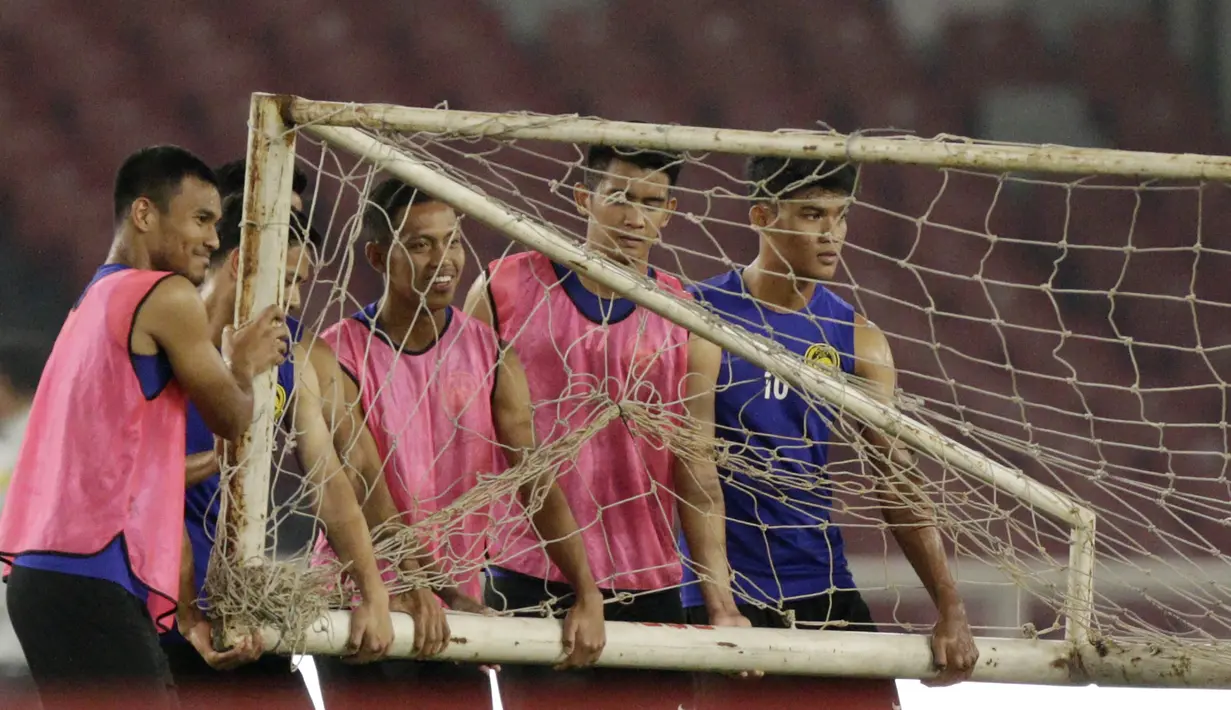 Pemain Timnas Malaysia menggotong gawang saat latihan jelang laga kualifikasi Piala Dunia di SUGBK, Jakarta, Rabu (4/9). Malaysia akan berhadapan dengan Indonesia. (Bola.com/M Iqbal Ichsan)