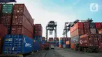 Aktivitas bongkar muat peti kemas di Jakarta International Container Terminal (JICT), Tanjung Priok, Jakarta, Sabtu (12/4/2025). (Liputan6.com/Angga Yuniar)