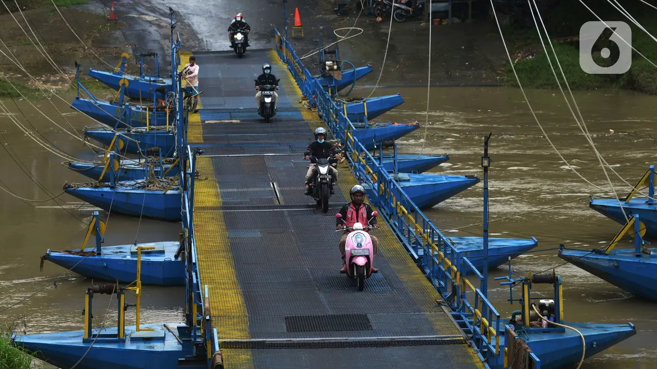 FOTO: Jembatan Perahu Jadi Alternatif Seberangi Sungai Citarum di Karawang