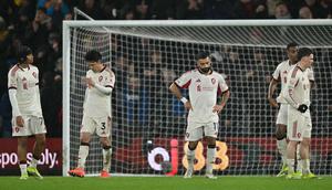 Para pemain Liverpool tertunduk lesu setelah kebobolan di menit-menit akhir oleh Bournemouth pada pertandingan Liga Inggris di Vitality Stadium, Minggu (25/1/2025) dini hari WIB. (Glyn KIRK / AFP)