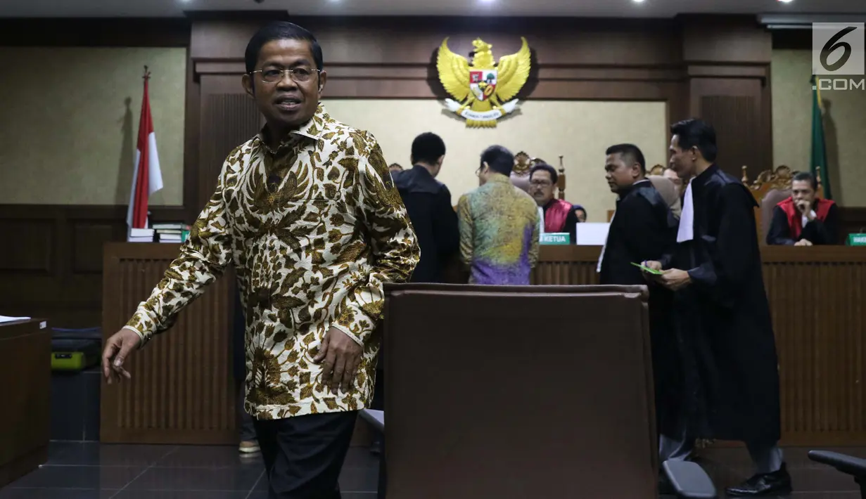 Mantan Sekjen Partai Golkar, Idrus Marham usai menjadi saksi pada sidang dugaan suap kesepakatan kontrak kerja sama pembangunan PLTU Riau-1 dengan terdakwa Eni Maulani Saragih di Pengadilan Tipikor, Jakarta, Rabu (2/1). (Liputan6.com/Helmi Fithriansyah)