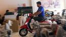 Untuk pengujian tipe kendaraan bermotor dilakukan secara sistematis, dengan 18 item pengujian berdasarkan standar nasional maupun internasional. (Liputan6.com/Herman Zakharia)