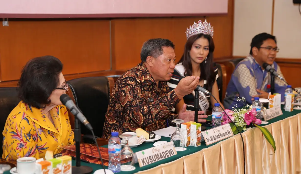 "Banyak pertanyaan yang berat ya. Ini bukti bahwa finalis Puteri Indonesia 2018 ini luar biasa. Pertanyaannya banyak yang berbobot," kata Drs. Ali Djohardi Wirogioto, SH di Candi Kalasan, Hotel Grand Sahid Jaya,Jumat (2/3/2018). (Adrian Putra/Bintang.com)