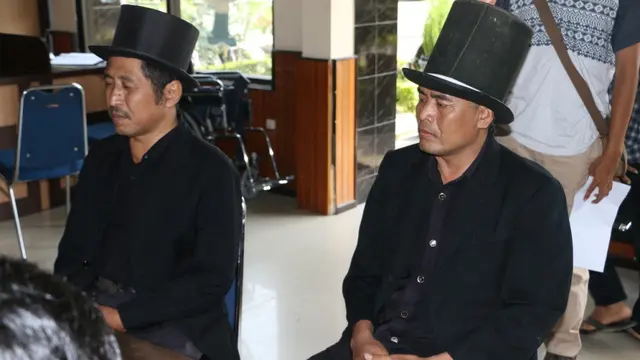 Pesulap jalanan yang menemukan dompet dipertemukan dengan pemilik di Polres Kebumen. (Foto: Liputan6.com/Polres Kebumen/Muhamad Ridlo)