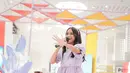 Dress berwarna lilac yang dipadukan sneaker pink saat Quinn berada di atas panggung ini juga tak lepas dari sorotan. Dirinya juga terlihat menambah detail penampilan menggunakan bandana. (Liputan6.com/IG/@quinnsalman)