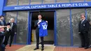 Penyerang baru Everton Wayne Rooney, memegang kostum tim barunya setelah konferensi pers di Goodison Park di Liverpool (10/8). Rooney mengawali karier bersama Everton pada 1996 dan masuk skuad utama pada 2002. (AFP Photo/Paul Ellis)