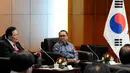 Ketua MPR, Zulkifli Hasan (kiri) menerima kunjungan Ketua Parlemen Korsel, Chung Ui Hwa di Jakarta, Senin (22/12/2014). (Liputan6.com/Andrian M Tunay)