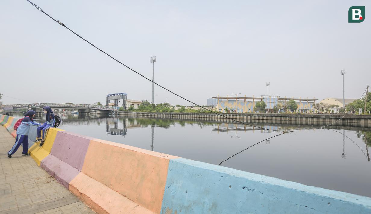 Saat klub yang berjuluk Laskar Si Pitung itu masih eksis, North Jakarta Mania sebagai suporter Persitara pernah mengukir sejarah dan tercatat dalam Rekor Muri ketika 540 suporter melakukan perjalanan dengan menggunakan 11 kapal dari Muara Angke ke ke Kamal Muara pada bulan September 2007. (Bola.com/Bagaksara Lazuardi)