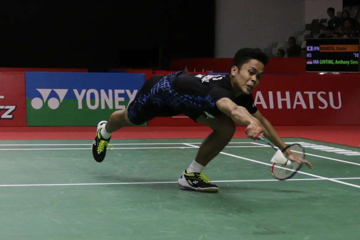 Tunggal putra Indonesia, Anthony Ginting, berusaha mengembalikan kok saat melawan tunggal Jepang. (Bola.com/Yoppy Renato)