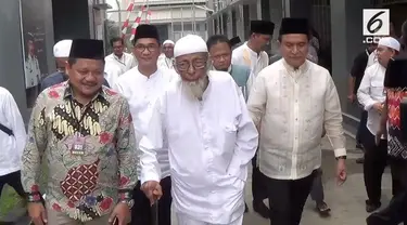 Abu Bakar Baasyir, terdakwa kasus terorisme disebut segera bebas dari penjara. Sang anak, Abdul Rochim Baasyir, mengaku mengetahui kabar ini dari Yusril Ihza Mahendra yang merupakan pengacara Presiden Joko Widodo.