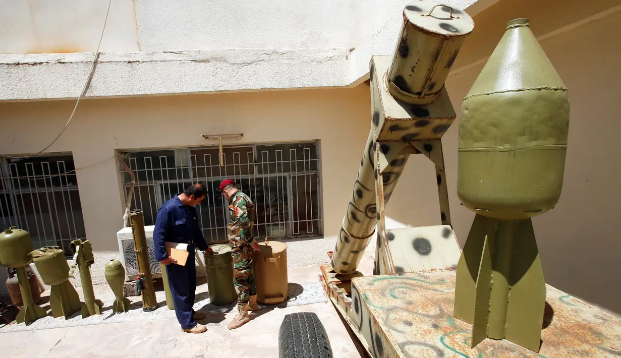 Seorang militer Kurdi Peshmerga melihat kondisi peluncur roket milik militan negara Islam (ISIS) yang dipamerkan di sebuah museum di Erbil, Irak, 12 Mei 2019. 'Museum ISIS' tersebut dibuka oleh militer Peshmerga. (REUTERS/Azad Lashkari)