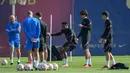 Pemain Barcelona Ansu Fati (tengah) dan rekan satu timnya saat sesi latihan di Barcelona, Spanyol, Selasa (19/10/2021). Barcelona akan menghadapi Dynamo Kiev pada pertandingan Grup E Liga Champions. (LLUIS GENE/AFP)