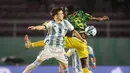 <p>Pemain Timnas Argentina U-17, Gustavo Albarracin (kiri) berduel udara dengan pemain Timnas Mali U-17, Sekou Kone pada laga perebutan tempat ketiga Piala Dunia U-17 2023 di Stadion Manahan, Solo, Jumat (1/12/2023). (Bola.com/Bagaskara Lazuardi)</p>