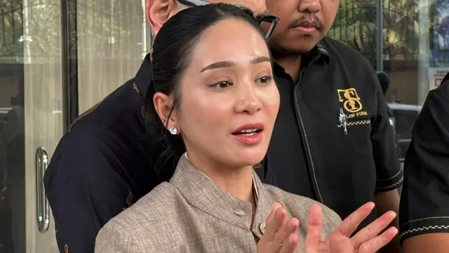 Bunga Zainal Dampingi Suami Sambangi Mabes Polri, Tagih Kelanjutan Kasus Dugaan Penipuan