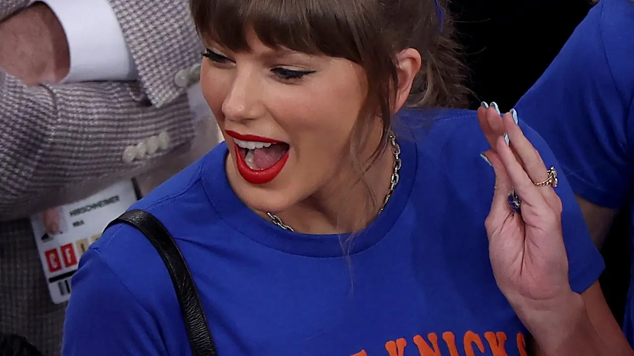 Gaya Kasual Taylor Swift Nonton Basket Tanpa Travis Kelce, Pakai Sandal Hak Tinggi