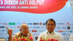 Tokoh pengusaha nasional, Sofjan Wanandi dan Menkominfo Rudiantara memberikan keterangan program Klingking Fun Pesta Diskon Anti Golput di Jakarta, Senin (15/4). Pesta Diskon Anti Golput ini diharapkan bisa meningkatkan minat masyarakat untuk menggunakan hak suaranya. (Liputan6.com/Angga Yuniar)