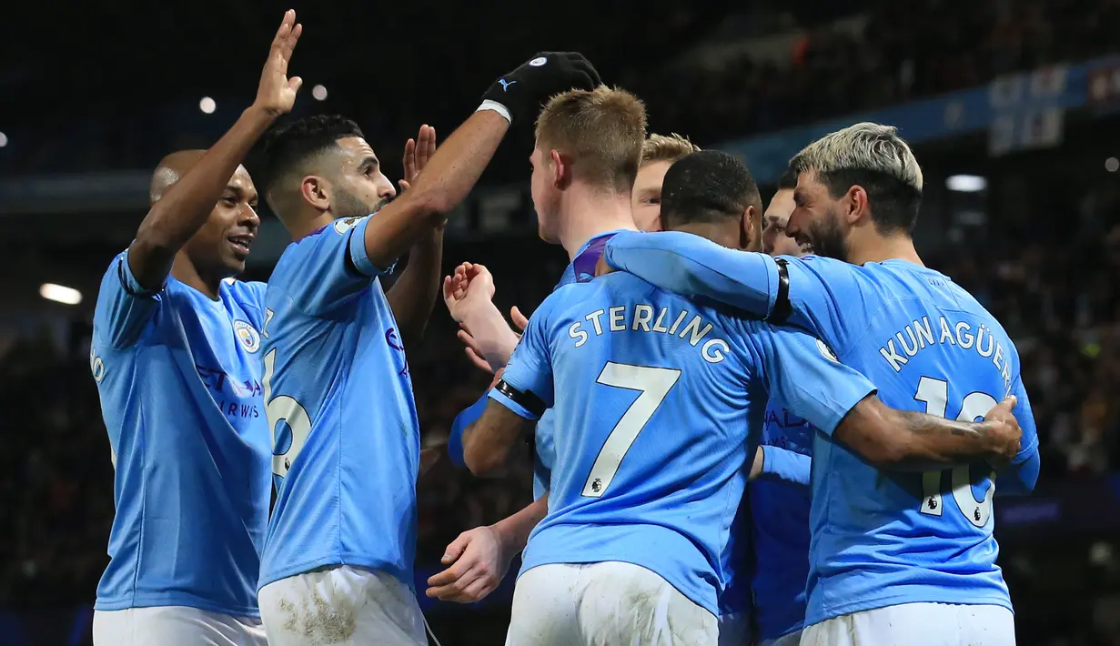 Gelandang Manchester City, Kevin De Bruyne berselebrasi dengan timnya usai mencetak gol ke gawang Sheffield United pada laga pekan ke-20 Liga Inggris di Etihad Stadium, Minggu (29/12/2019). Hasil manis dipetik Man City usai meraih kemenangan 2-0 saat menjamu Sheffield United. (Lindsey Parnaby / AFP)