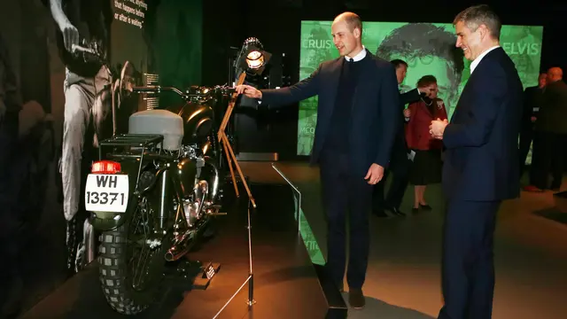 Pangeran William Kunjungi Pabrik Motor Triumph
