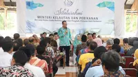 Menteri Edhy berdiskusi dengan pelaku usaha budidaya ikan, pengolah, dan pemasar hasil perikanan Jawa Tengah di Balai Perbenihan dan Budidaya Ikan Air Tawar (PBIAT) Ngrajek, Magelang. (Dok KKP)