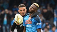 Ekspresi kekecewaan terpancar dari wajah Victor Osimhen (kanan) setelah Napoli ditahan imbang Salernitana dalam pertandingan lanjutan pekan ke-32 yang berlangsung di Stadion Diego Armando Maradona, Minggu (30/4/2023). (AFP/Filippo Monteforte)