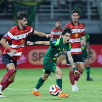 Persebaya Surabaya melawan Madura United pada lanjutan BRI Super League 2025/2026 di Stadion Gelora Bung Tomo Jumat (17/4/2026). (Bola.com/M Iqbal Ichsan)