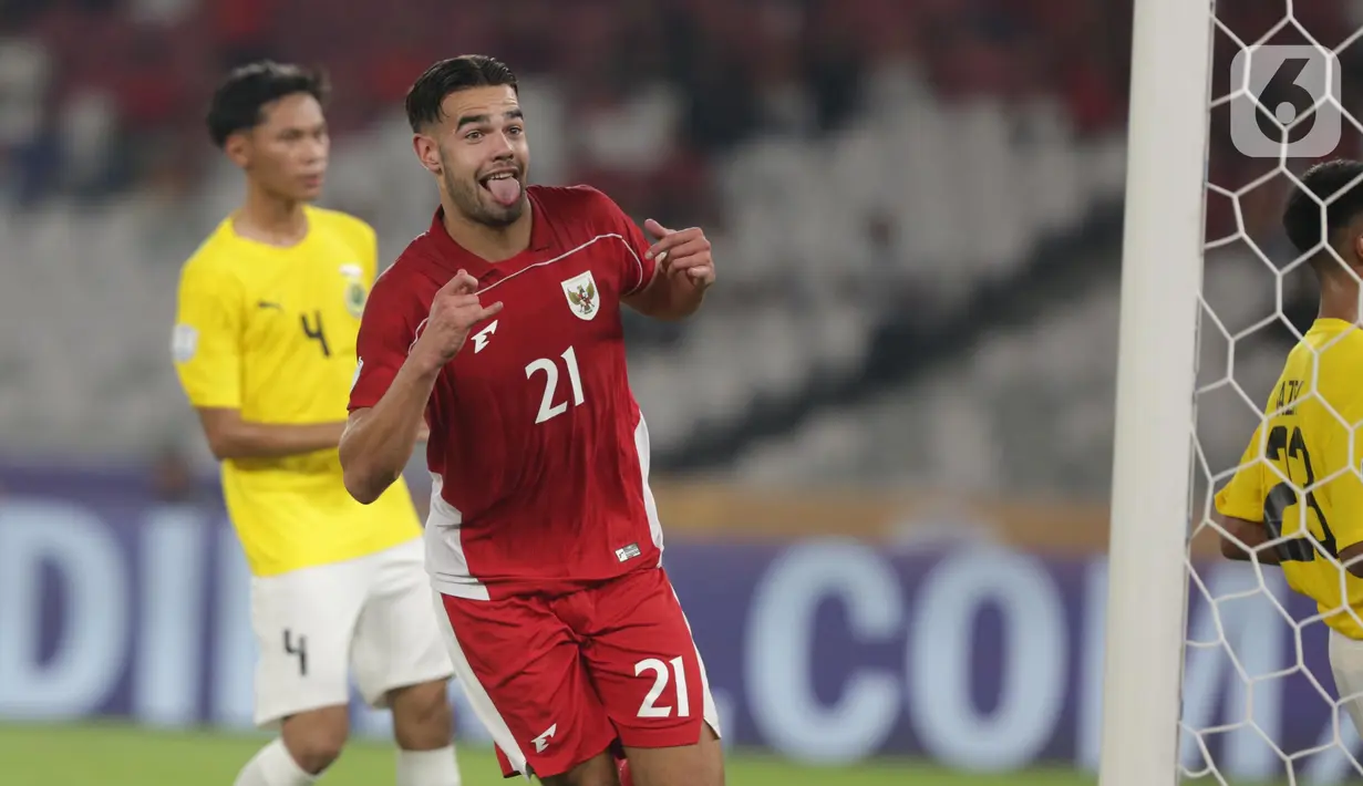 Jelang akhir pertandingan, Jens Raven mengalami cedera. (Liputan6.com/Helmi Fithriansyah)