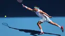 Petenis AS, Tennys Sandgren, mengembalikan bola saat melawan petenis Swiss, Roger Federer, pada perempat final Australia Open 2020 di Melbourne, Selasa (28/1). Federer menang 6-3, 2-6, 2-6, 7-6 (10-8), 6-3 atas Sandgren. (AFP/David Gray)