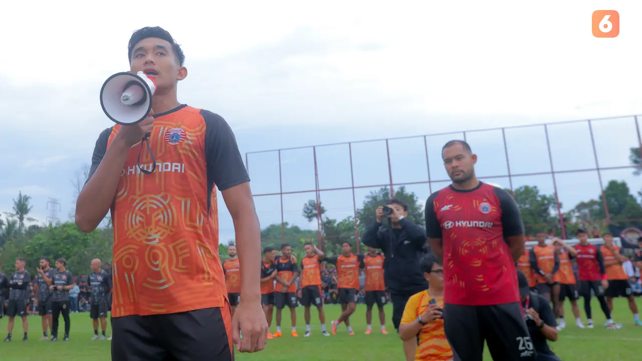 Foto: Ribuan The Jakmania Geruduk Tempat Latihan Persija, Minta Macan Kemayoran Kalahkan Persib Bandung di BRI Super League