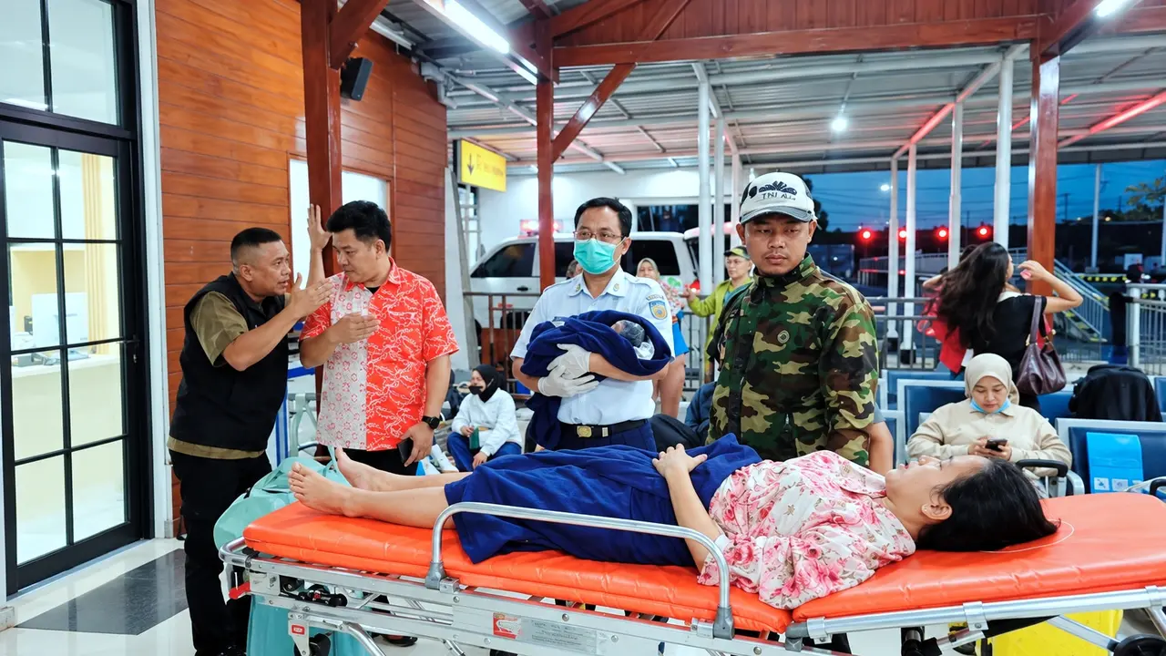 Persalinan ibu melahirkan di KA Sangkuriang. (merdeka.com/istimewa)
