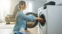 Ilustrasi mencuci pakaian dengan mesin cuci front loading/Shutterstock/Gorodenkoff.