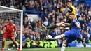 Striker Chelsea, Olivier Giroud, melepaskan tendangan ke gawang Watford pada laga Premier League di Stadion Stamford Bridge, London, Minggu (5/5). Chelsea menang 3-0 atas Watford. (AFP/Ben Stansall)