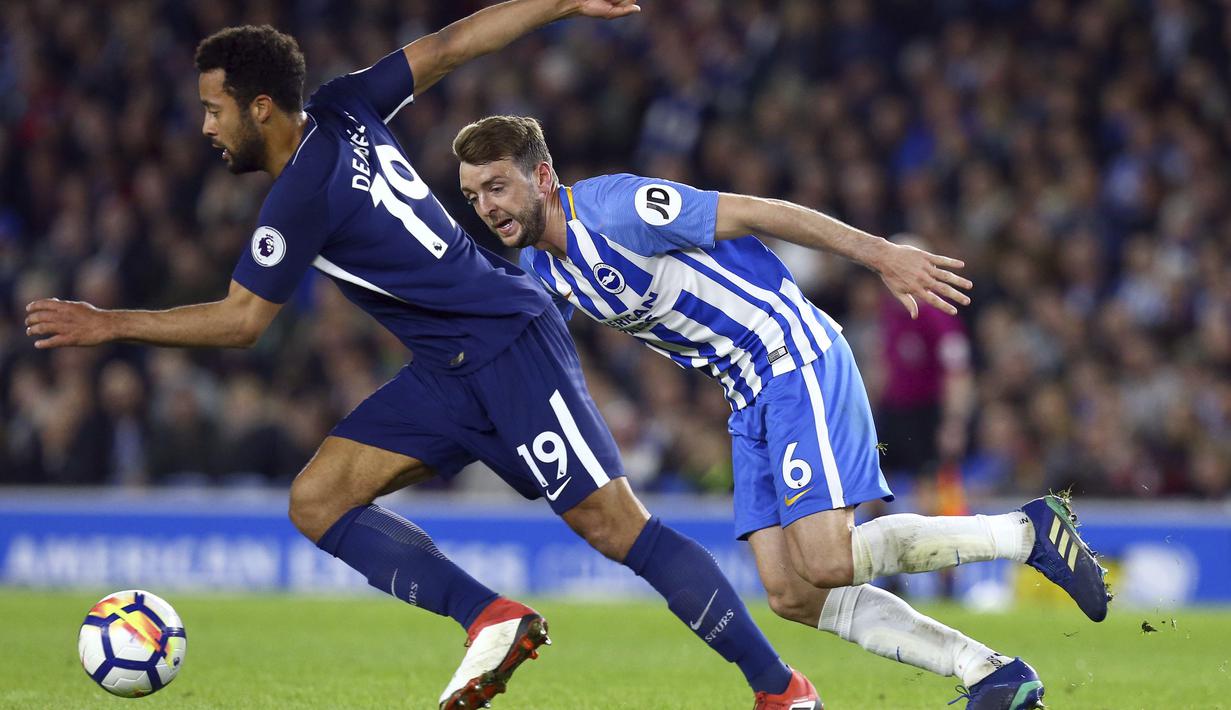 Pemain Tottenham Hotspur, Mousa Dembele (kiri) berusaha melewati adangan pemain Brighton, Dale Stephens pada lanjutan Premier League di AMEX Stadium, Brighton, (17/4/2018). Tottenham bermain imbang 1-1 lawan Brighton. (Gareth Fuller/PA via AP)