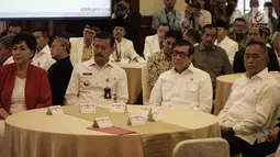 Menkumham Yasonna Laoly (kedua) Menteri Pertahanan Ryamizard Ryacudu saat menghadiri MoU pelaksanaan program bela negara dengan Menkumham di Kementerian Pertahanan, Jakarta, Rabu (21/6). (Liputan6.com/Faizal Fanani)