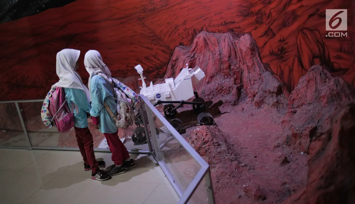Anak-anak Panti Asuhan Rumah Amalia melihat replika robot luas angkasa saat mengikuti wisata edukasi di wahana Skyworld TMII, Jakarta, Minggu (25/8/2019). Kegiatan tersebut untuk mengenalkan dunia antariksa sejak dini kepada anak-anak. (Liputan6.com/Faizal Fanani)