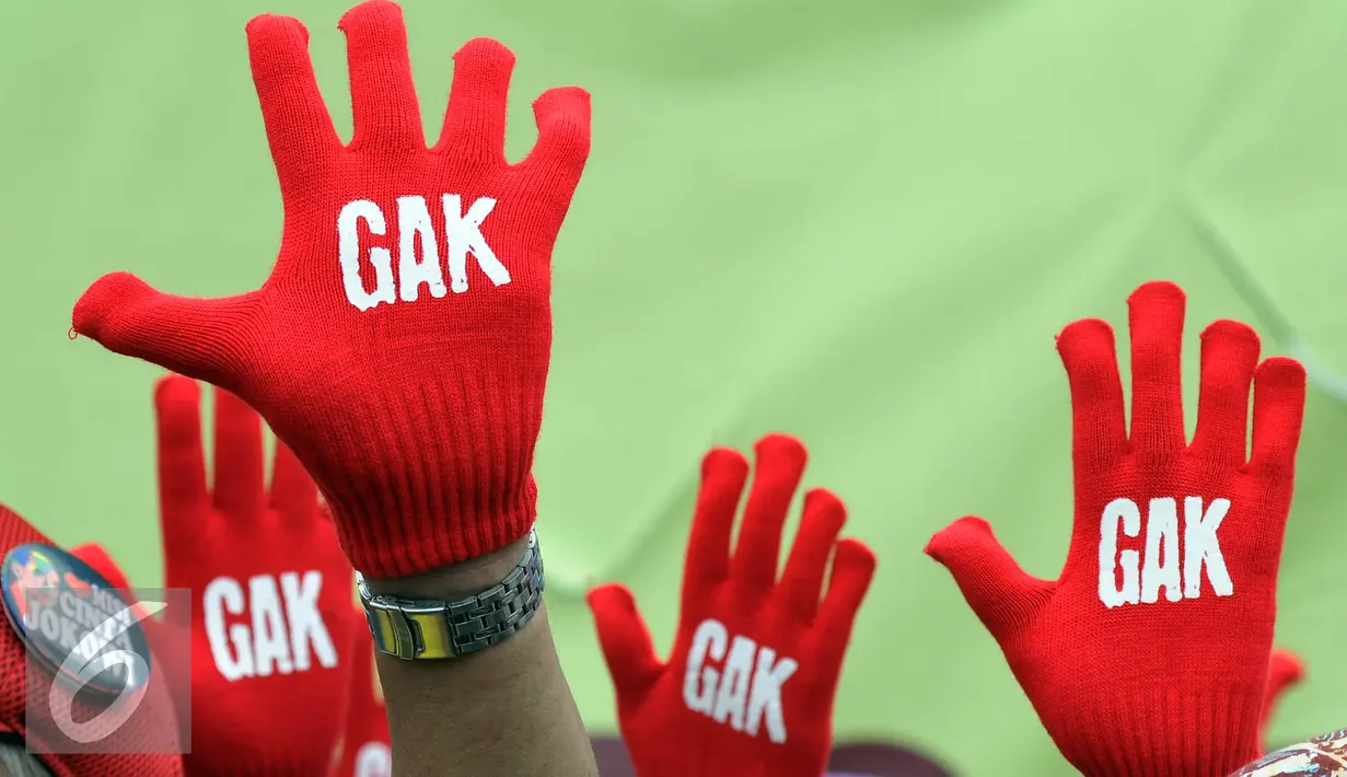 Massa yang tergabung dalam Koalisi Masyarakat Sipil Anti Korupsi saat menggelar aksi di depan gedung DPR, Jakarta, Selasa (12/8).  Dalam Aksinya mereka menuntut DPR tiga hal yaitu soal pembahasan revisi UU KPK. (Liputan6.com/Johan Tallo)
