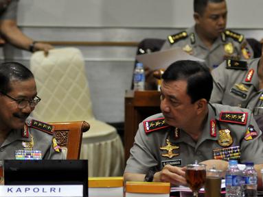 Kapolri Jenderal Pol Badrodin Haiti bersama Wakapolri Komjen Pol Budi Gunawan saat menghadiri Rapat Kerja dengan Komisi III DPR RI, di Kompleks Parlemen, Jakarta, Rabu (20/4). Salah satunya membahas kematian Siyono. (Liputan6.com/JohanTallo)