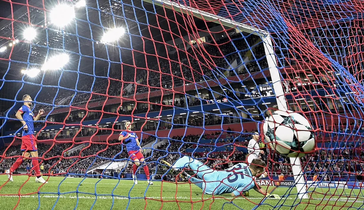 Kiper CSKA Moscow, Igor Akinfeev, gagal mengamankan bola saat melawan Manchester United pada laga Liga Champions di Stadion VEB Arena, Moskow, Rabu (27/9/2017). CSKA kalah 1-4 dari MU. (AFP/Yuri Kadobnov)