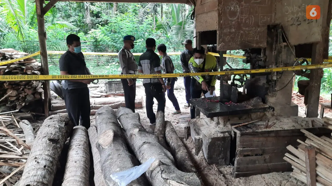 Polisi olah TKP tempat bunuh diri seorang pemuda di Banyuwangi. (Hermawan Arifianto/Liputan6.com)