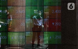 Aktivitas pekerja di depan layar Indeks Harga Saham Gabungan (IHSG) di BEI, Jakarta, Senin (3/1/2022). Pada pembukan perdagagangan bursa saham 2022 Indeks Harga Saham Gabungan (IHSG) langsung menguat 7,0 poin atau 0,11% di level Rp6.588,57. (Liputan6.com/Angga Yuniar)