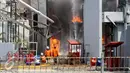 Petugas berusaha memadamkan api yang melanda gardu induk PLN di Kembangan, Jakarta Barat, Rabu (2/9/2015). Akibat kebakaran ini, PLN terpaksa memadamkan jaringan listrik di sejumlah titik di Jakarta dan Tangerang.(Liputan6.com/Gempur M Surya)