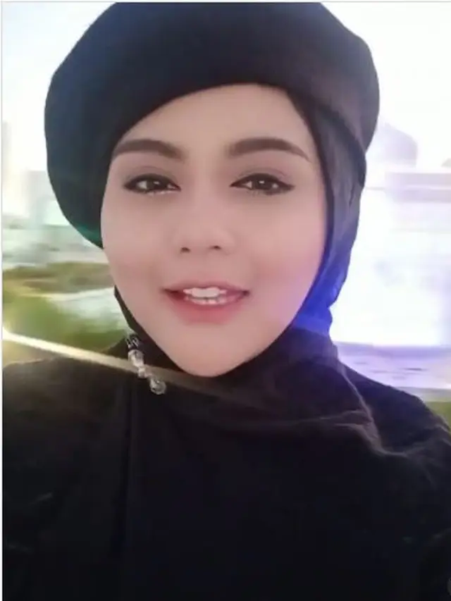 6 Potret Jenita Janet Saat Pakai Hijab, Bikin Pangling